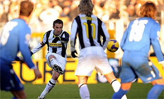 Del Piero chutando la falta, único gol del partido