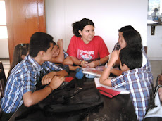 Profesores y estudiantes de Piedecuesta planeando su proyecto lector.