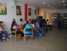 Interior de la biblioteca, taller con maestros.