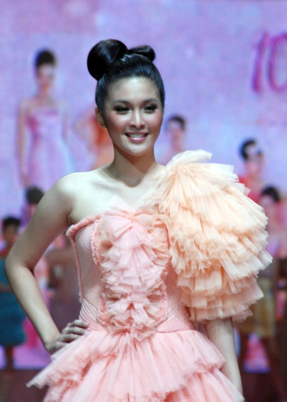 Foto Hot Sandra Dewi with Pink Dress
