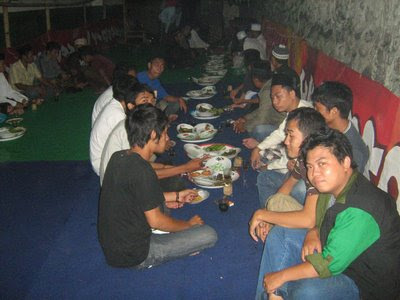 http://4.bp.blogspot.com/_1UrbneHn90I/SeP5ckpwB1I/AAAAAAAAAW0/uFo6vsYmgmE/s400/Tahlilan+(8).JPG