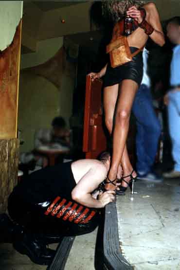 [@220600footkissing-1.jpg]