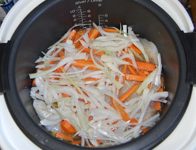 Se añade el pescado y encima el resto de ingredientes Se añade el pescado y encima el resto de ingredientes