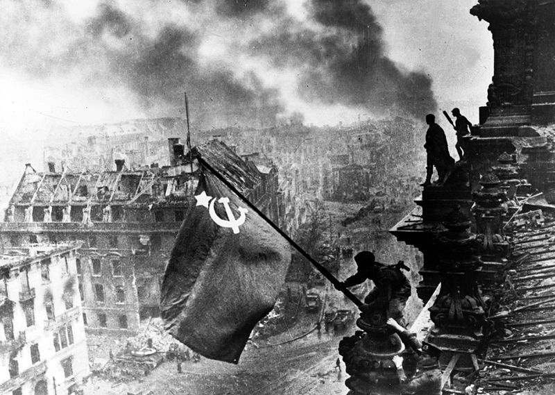 Un dia como hoy nacia la URSS Bandera+reichstag
