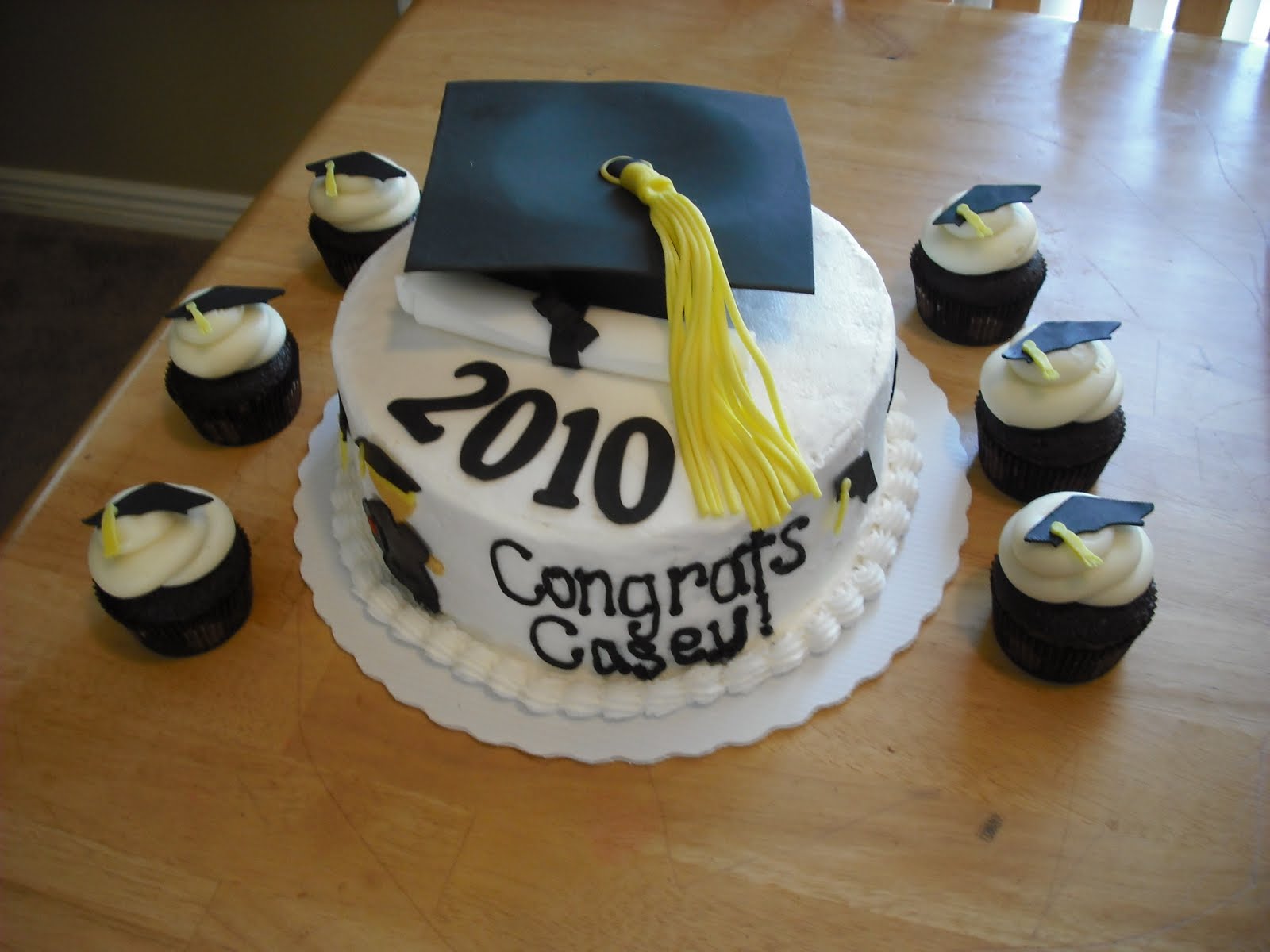 Sprinklebelle Graduation Cake and Cupcakes