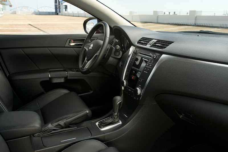 Suzuki Kizashi Sport ( 2011) interior Suzuki Kizashi Sport ( 2011) interior