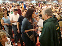 http://4.bp.blogspot.com/_1i3uDmzXHrA/SH__sw0z2bI/AAAAAAAABxQ/KXj338eAz6k/s400/PRENSA%2B3%2B-%2BEl%2BCardenal%2BUrosa%2Bdistribuye%2Bla%2Bcomuni%C3%B3n%2Bduirante%2Bla%2Bmisa%2Ben%2Bla%2BUCV.jpg
