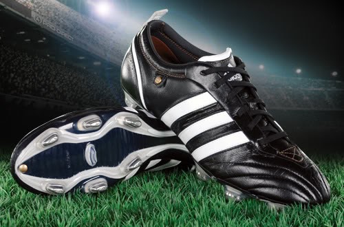 IRAWADI: Sejarah Singkat Sepatu Sepak Bola