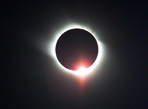 [A+total+solar+eclipse+is+seen+in+Jiuquan,+in+China's+western+Gansu+province+Friday+Aug+1,+2008..jpg]