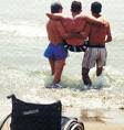 personas ayudando