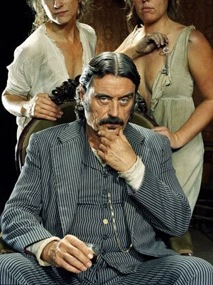 PERDIDOS CON LOS ROPER Y MA BARRACUS EN LA PRISION DE LOS AURONES - El tema de Series y tal. - Página 13 Deadwood+ian+mcshane+al+swearengen