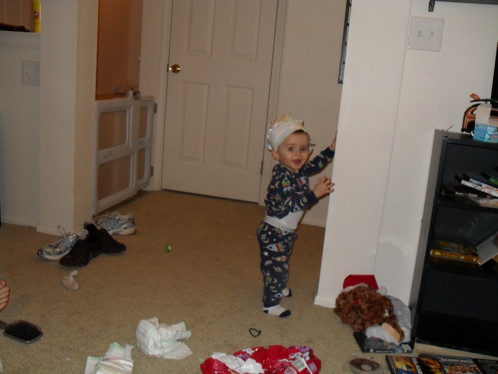 [playing+with+diapers+005.JPG]