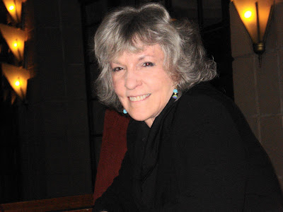 http://4.bp.blogspot.com/_1qcwxik1S5U/SyF_NKr8LhI/AAAAAAAAFd0/udDtXmTkzvs/s1600-h/Sue+Grafton+at+the+Biltmore.JPG