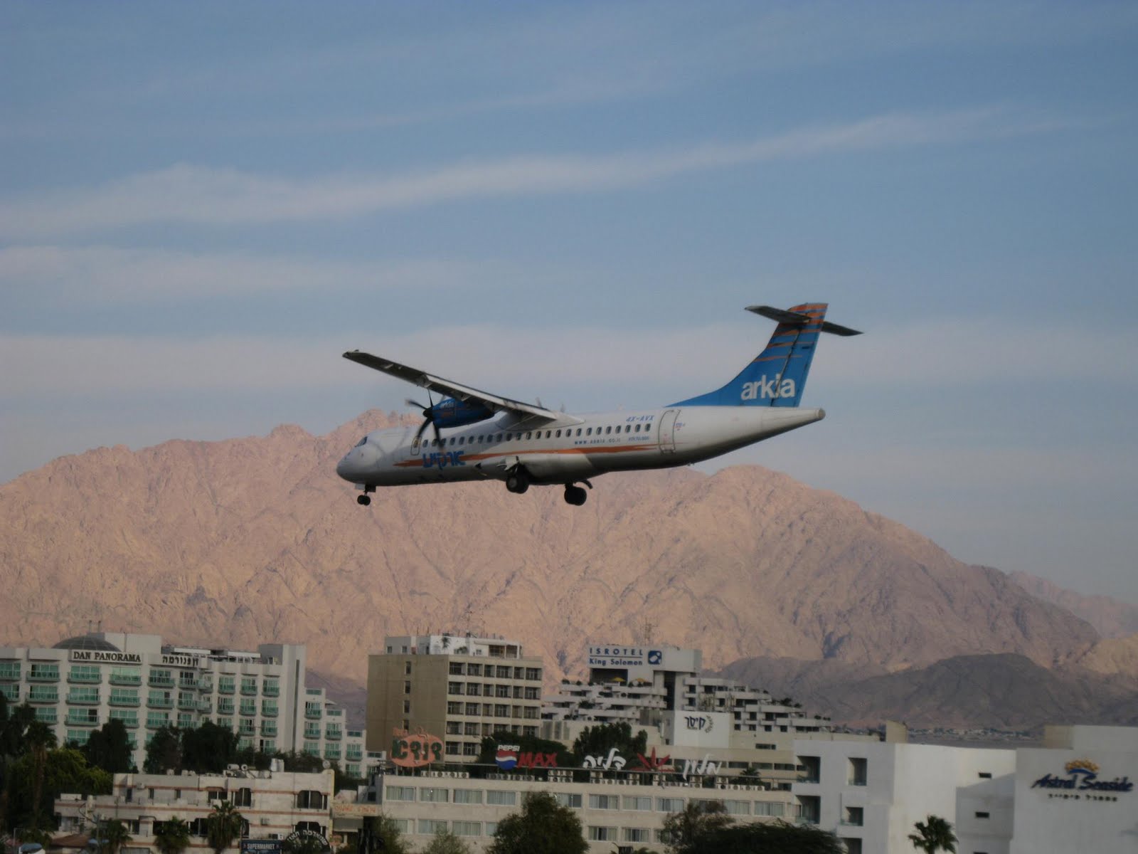 plane landing pictures