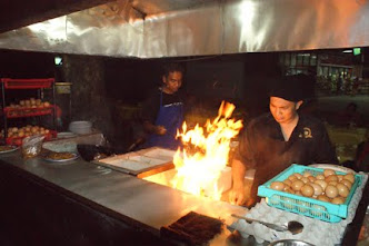 Sedang Mengoreng Char Koay Teow