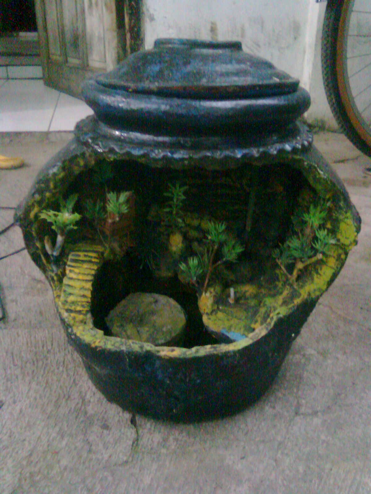 creativeDesign Unique aquarium of pottery.