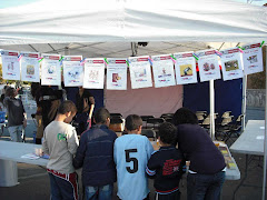 Parada de la bd2 durant el taller de manualitats a la trobada d'entitats del mercadal