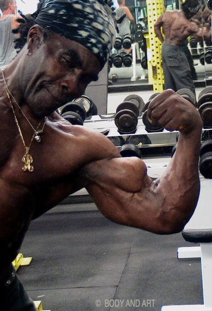 ROBBY ROBINSON - BICEPS CURLS - MARINA FITNESS, LA 2009 ROBBY ROBINSON - BICEPS CURLS - MARINA FITNESS, LA 2009