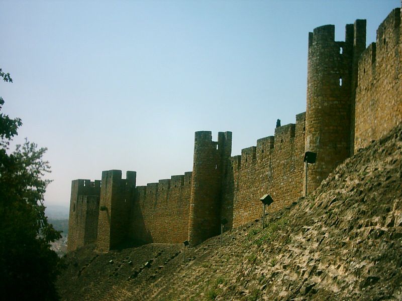 [800px-Castelo_de_Tomar_(16).JPG]