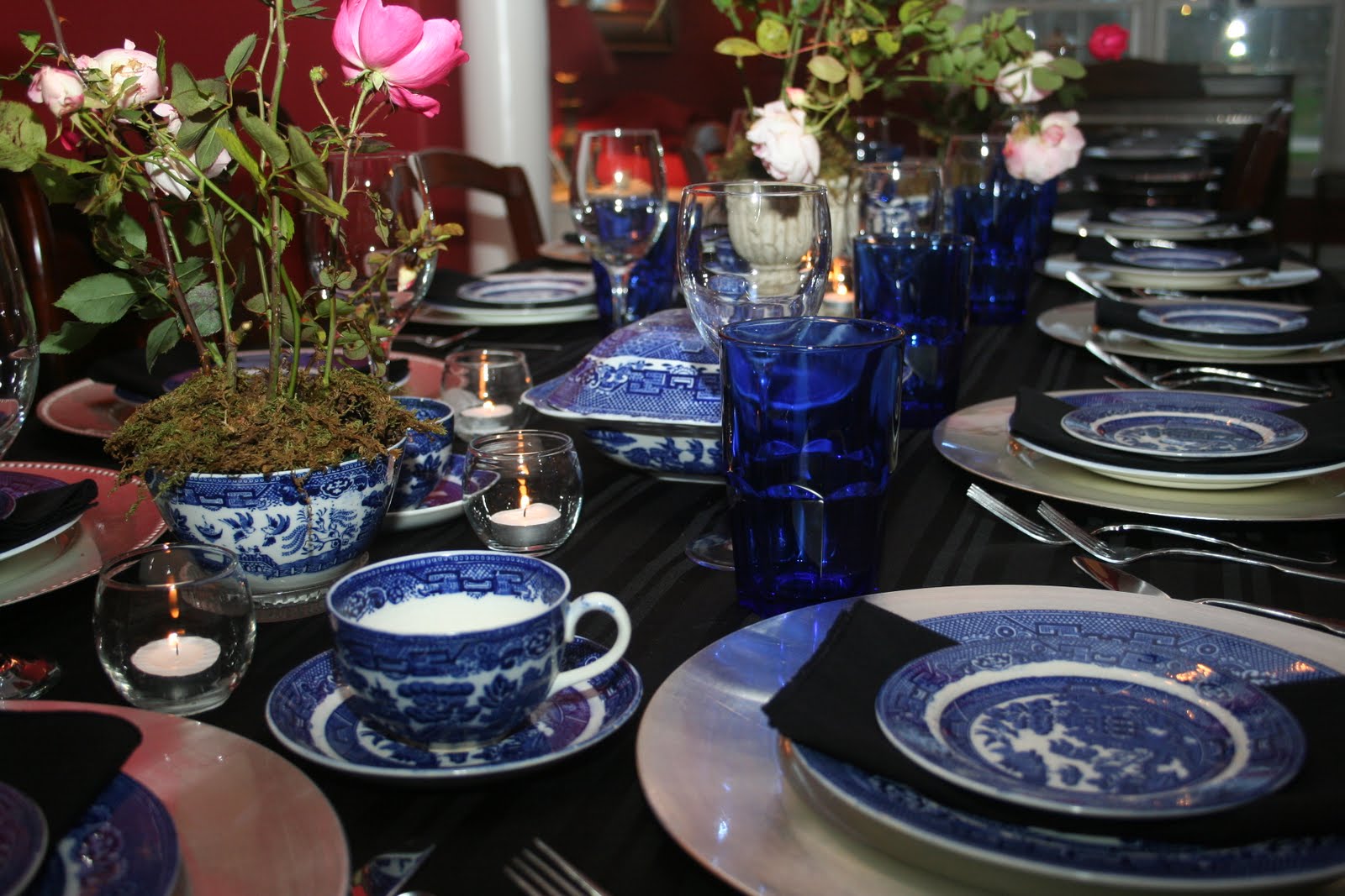 Unfussy Fussiness Blue Willow Table Setting for Thanksgiving
