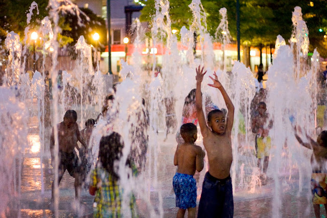 Atlanta photography, children playing in the fountains at Centennial Olympic Park