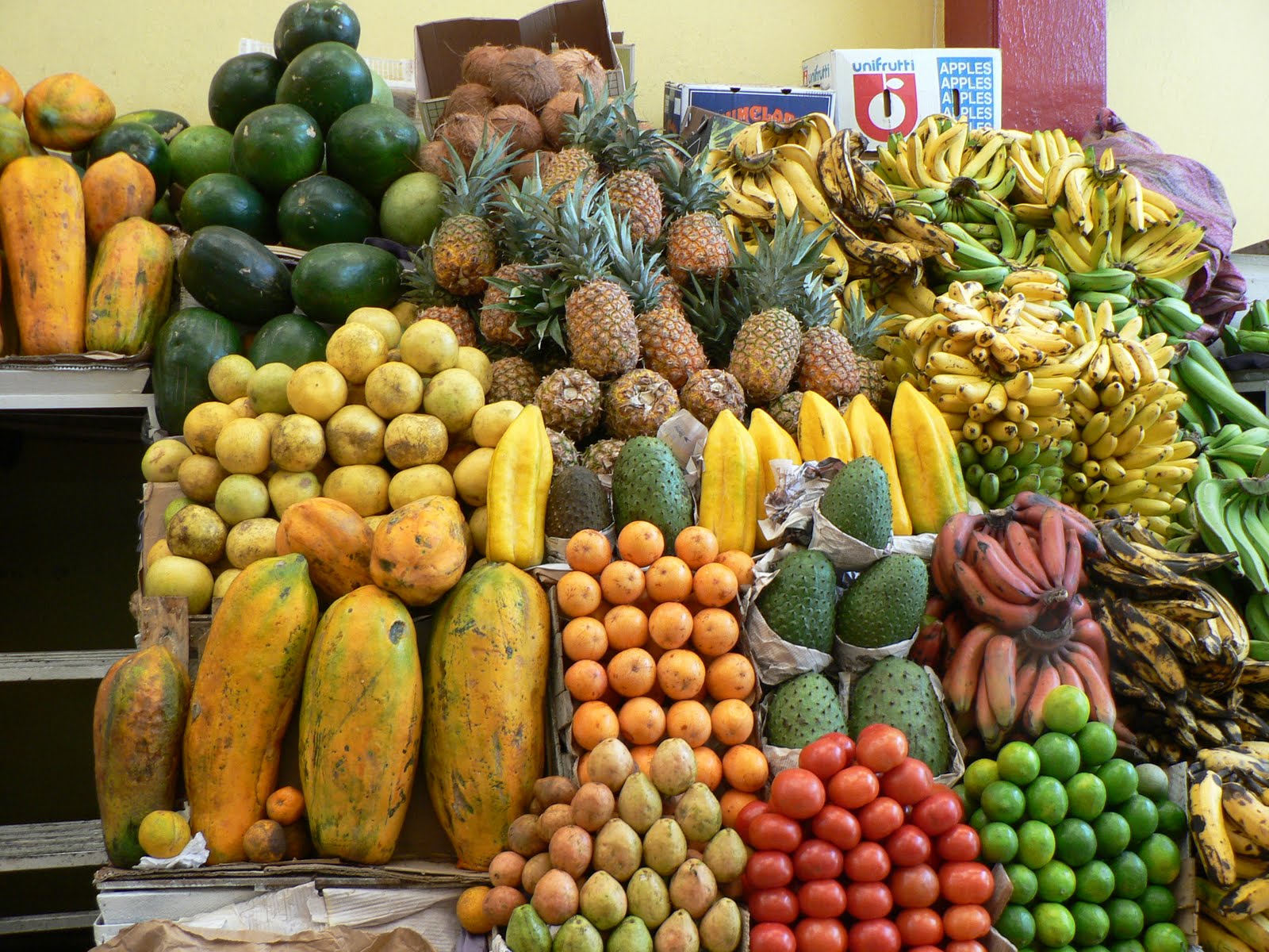GET on the way to Ecuador... Fresh fruit for our first day