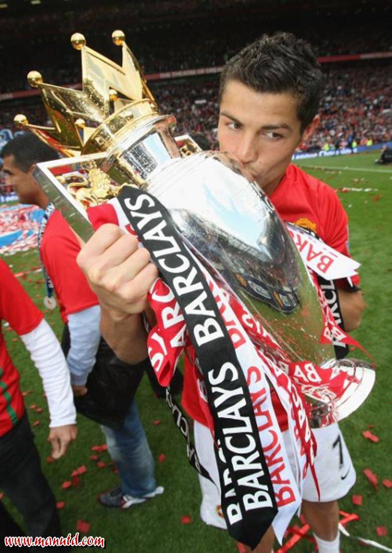 [Cristiano+Ronaldo+kisses+the+hard-won+silverware.jpg]
