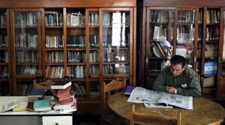 La biblioteca fue fundada por el boticario, periodista y vecino de Villa Nueva, Tito Laciar, en 1915.