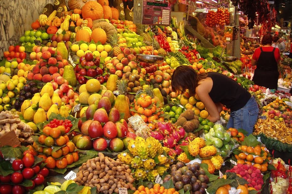 Puesto de frutas de todo el mundo en un Mercado vegetariano de Barcelona, España.