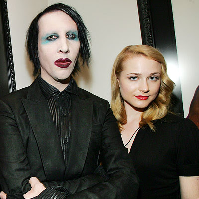 2001) con la actriz Rose McGowan. 2001) con la actriz Rose McGowan.