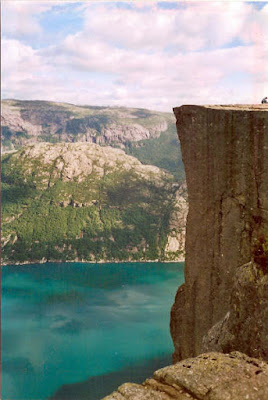 Norvège - Fjord de Prekestolen - 600 mètres de haut et un vent dangereusement déséquilibrant Norvège - Fjord de Prekestolen - 600 mètres de haut et un vent dangereusement déséquilibrant