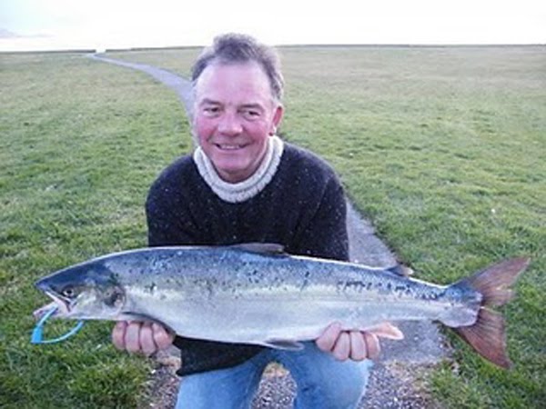Dave Ecclestone prend 1 saumon 10lbs a la train le 20 mars