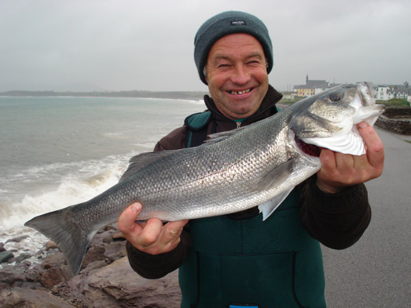 Ken avec son bar pris au 2 lancer a Waterville, juste en face de son magasin de peche