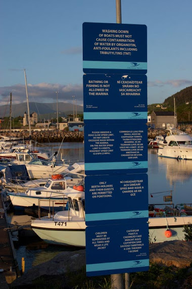 Panneaux indicatifs dans le Marina de Cahirsiveen