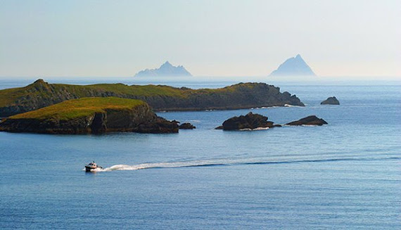 Voici, ce paradis sur terre pour les amateurs à voile. (Horse Island, à l'arriere, Skellig Rocks)