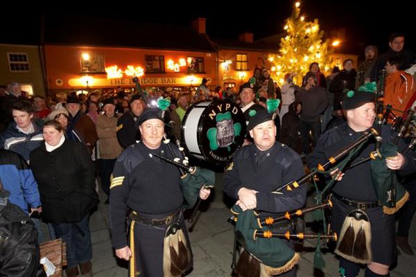 Les pipers devancant le cortege a travers Portmagee