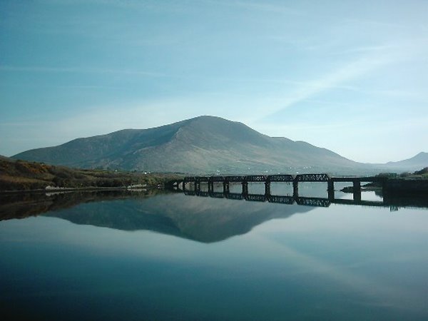 Le vieux pont ferroviere avec Knocknadobar a l'arriere fond