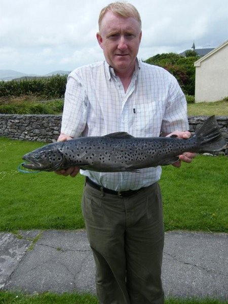 Antony Buckley, Co. Cork avec sa truite de mer 6,5lbs prise le 12.07 dans le Cummeragh