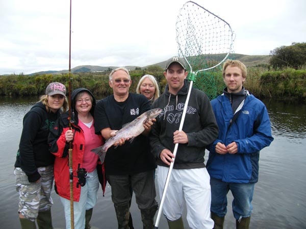 Fam. Stuart Gallaway avec leur premier saumon de leur vie pris ce 30 septembre 2009 sur Inny River