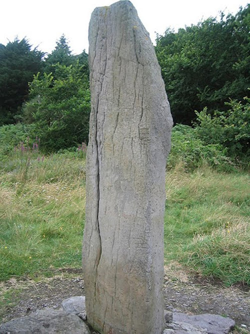 Aus keltischer Zeit: ein "Standing Stone" Es gibt ubrigens sehr viel hier aus dieser Zeit.