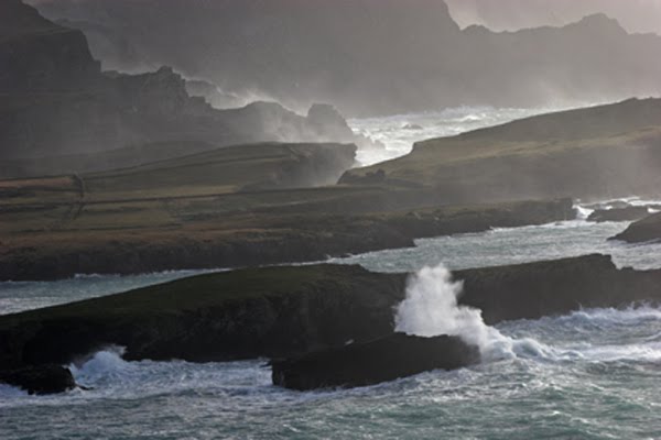 Sturm zu der Sait vun Portmagee, hei Horse Island