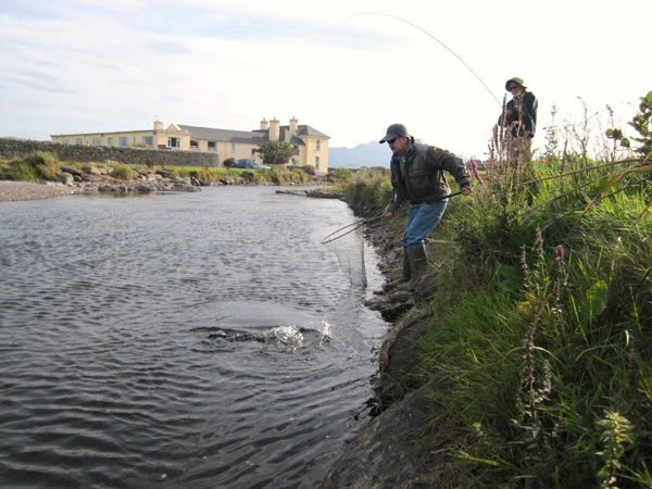 Michael Wright et son saumon 9lbs au Butlers Pool (en C&R)