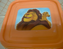 Tampa de tupperware com o rei leão