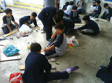 Fabricando instrumentos en clases de Música...