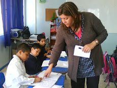 Miss Isabel, motiva a sus alumnos, resaltando pequeños logros...