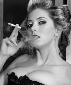 Modern Vintage ZANI Girl Smoking Modern Vintage ZANI Girl Smoking