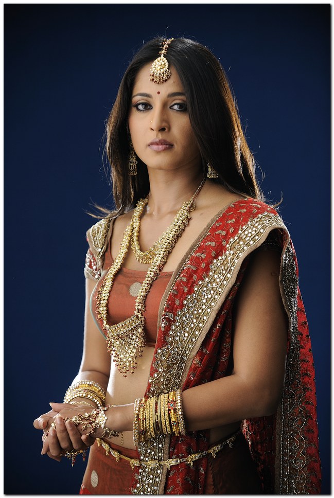[anushka+royal+look+in+saree.jpg]