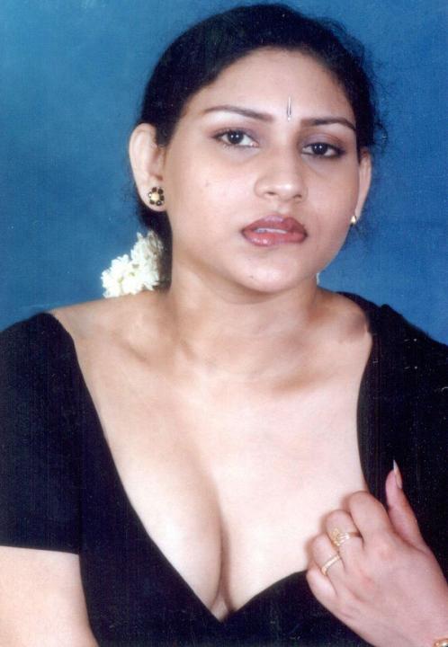 Hot unknown actress boobs show