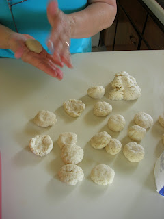 first round each piece and then flatten them Bride Dessert (Gelin Tatlısı)