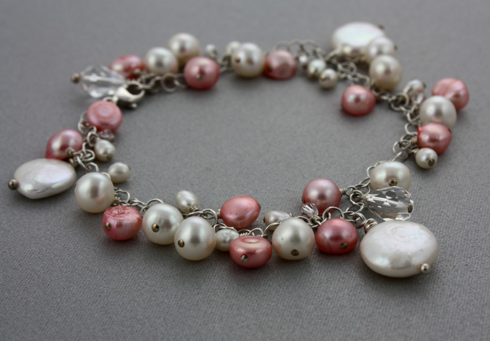 http://4.bp.blogspot.com/_2akk5ZjttM4/TMNEE7zMTpI/AAAAAAAAB9s/Iqf7CsrhbAw/s1600/Pink%2Band%2BWhite%2BPearl%2BBracelet1.jpg